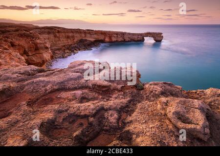 Falaises de calcaire et arc de roche près du village de Lavris dans la région de Rethymno en Crète. Banque D'Images