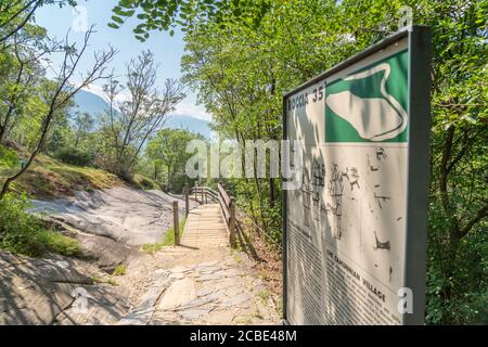 Panneau d'information le long du chemin dans le parc national de Naquane des gravures de Rupestrian, Valcamonica, Brescia, Lombardie, Italie Banque D'Images