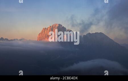 Lever de soleil brumeux au-dessus de Sassolungo depuis Seceda, Gruppo delle Odle, Dolomiti di Gardena, Bolzano, Trentin-Haut-Adige, Italie, Europe du Sud Banque D'Images