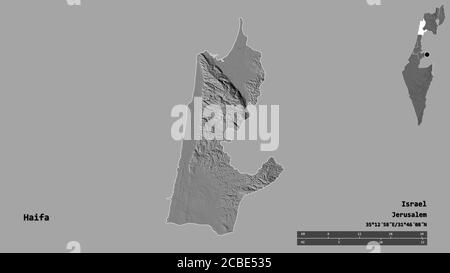 Forme de Haïfa, district d'Israël, avec sa capitale isolée sur fond solide. Échelle de distance, aperçu de la région et libellés. Carte d'élévation à deux niveaux. 3 Banque D'Images