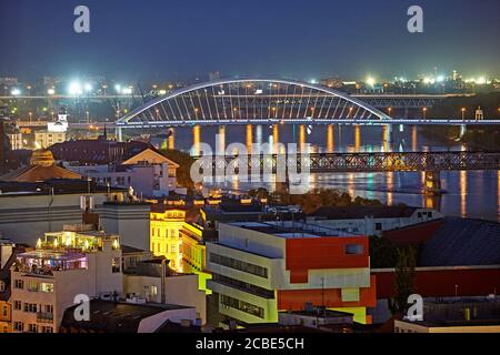 Vue aérienne du panorama de Bratislava avec le SNP Nouveau pont enjambant le Danube Banque D'Images