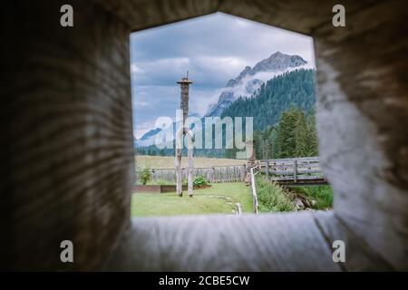 Dolomites Italie, petite église pendant le temps brumeux, San Vigilio di Marebbe, Tirol du Sud, Italie San Vigilio di Marebbe petite ville dans les Dolomites Banque D'Images