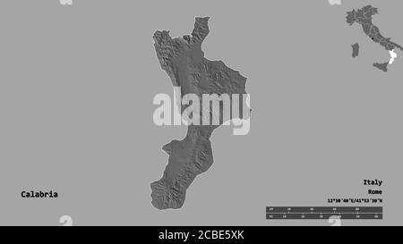 Forme de la Calabre, région de l'Italie, avec sa capitale isolée sur fond solide. Échelle de distance, aperçu de la région et libellés. Carte d'élévation à deux niveaux. 3 Banque D'Images