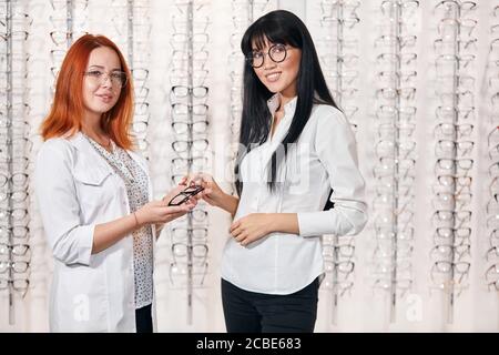les opticiens professionnels peuvent vous aider à choisir n'importe quel modèle moderne de lunettes, de gros plan photo. copier l'espace Banque D'Images