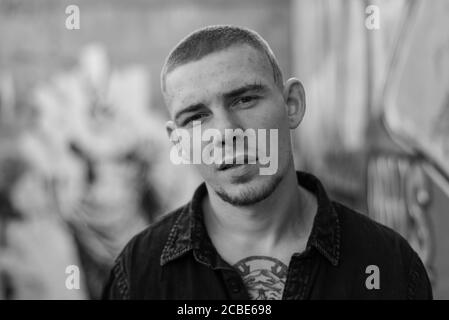 Jeune homme taureau en chemise noire. Photo en noir et blanc. NB Banque D'Images