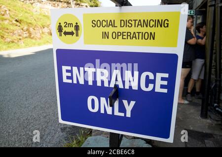 signe de mesures mises en place pour la distanciation sociale pendant le coronavirus covid-19 a éclaté à l'extérieur d'un café dans le lac district cumbria angleterre royaume-uni Banque D'Images