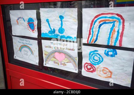 affiches arc-en-ciel faites par des enfants pour le nhs placé dans windows pendant la pandémie de covid-19 lac district cumbria angleterre royaume-uni Banque D'Images