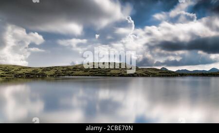 Entre ciel et terre, lac de montagne italien Banque D'Images