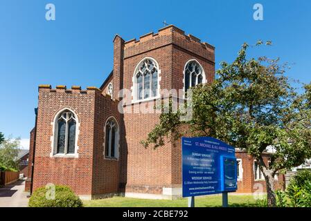 Église St Michael & All Angels à Leigh on Sea, Essex, Royaume-Uni. Bâtiment en briques pleines avec panneau d'affichage Banque D'Images