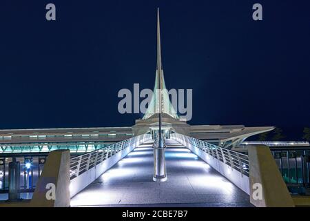 Musée d'art de Milwaukee conçu par Santiago Calatrava illuminé la nuit Banque D'Images