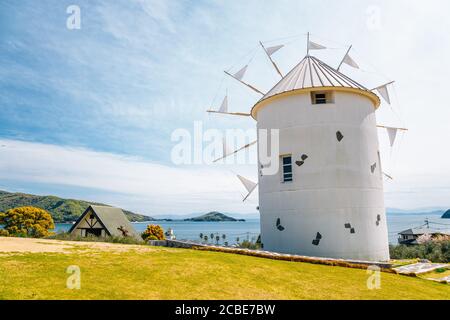 Moulin à vent grec sur l'île de Shodoshima Olive Park à Kagawa, Japon Banque D'Images