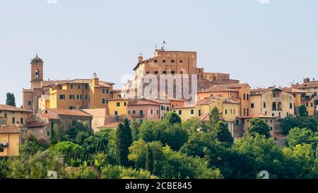 Belle vue panoramique sur le pittoresque village toscan de Lari, Pise, Italie Banque D'Images