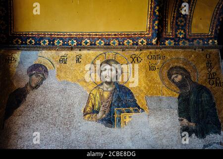 Istanbul, Turquie - 14 août 2018 : une mosaïque chrétienne byzantine sur un mur du temple Sainte-Sophie à Istanbul, Turquie. Banque D'Images