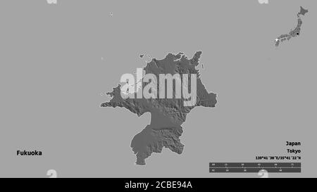 Forme de Fukuoka, préfecture du Japon, avec sa capitale isolée sur fond solide. Échelle de distance, aperçu de la région et libellés. Carte d'élévation à deux niveaux Banque D'Images