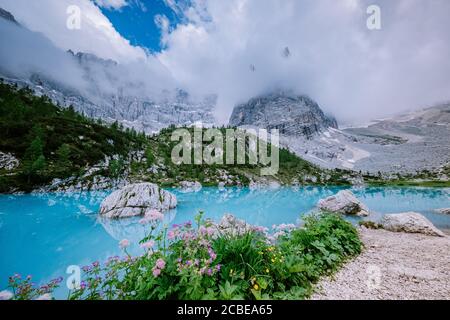 Lac bleu vert dans les Dolomites italiennes, beau lac Soropas Lago di Soropas dans les Dolomites, destination de voyage populaire en Italie Banque D'Images