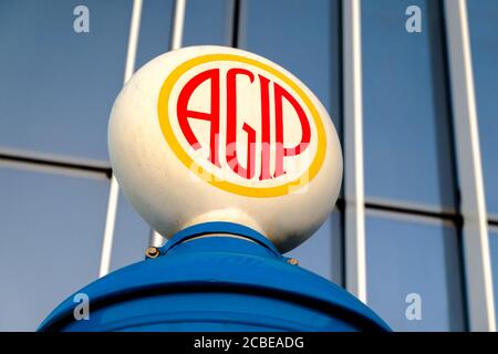 Le logo Agip sur le dessus d'une ancienne station-service. Agip était une société italienne fondée en 1926. Depuis 2003, il fait partie de la compagnie pétrolière ENI. Banque D'Images