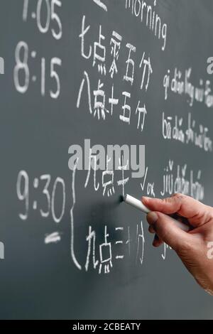 Apprendre le chinois à raconter l'heure dans la salle de classe. Banque D'Images