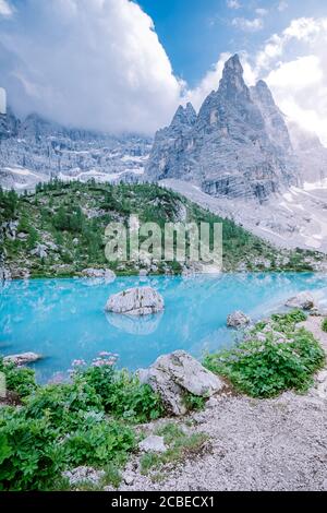 Lac bleu vert dans les Dolomites italiennes, beau lac Soropas Lago di Soropas dans les Dolomites, destination de voyage populaire en Italie Banque D'Images