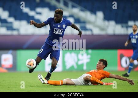 Le joueur de football congolais Oscar Maritu ou Oscar de Shijiazhuang toujours brillant F.C., à gauche, garde le ballon pendant le troisième tour du match de 2020 Super League chinoise (CSL) contre Wuhan Zall F.C., ville de Suzhou, province de Jiangsu en Chine orientale, 7 août 2020. Wuhan Zall F.C. défait Shijiazhuang toujours F.C. brillant avec 2-1. Banque D'Images