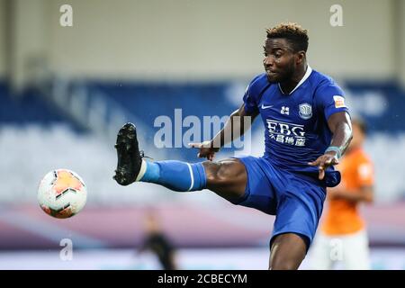 Le joueur de football congolais Oscar Maritu ou Oscar de Shijiazhuang F.C. toujours brillant passe le ballon lors du troisième tour du match de la Super League chinoise (CSL) 2020 contre Wuhan Zall F.C., ville de Suzhou, province de Jiangsu en Chine orientale, 7 août 2020. Wuhan Zall F.C. défait Shijiazhuang toujours F.C. brillant avec 2-1. Banque D'Images