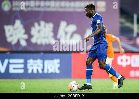 Le joueur de football congolais Oscar Maritu ou Oscar de Shijiazhuang toujours brillant F.C. garde le ballon pendant le troisième tour du match de la Super League chinoise (CSL) 2020 contre Wuhan Zall F.C., ville de Suzhou, province de Jiangsu en Chine orientale, 7 août 2020. Wuhan Zall F.C. défait Shijiazhuang toujours F.C. brillant avec 2-1. Banque D'Images