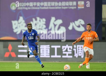Le joueur de football congolais Oscar Maritu ou Oscar de Shijiazhuang toujours brillant F.C., à gauche, et le joueur professionnel portugais Daniel Carriço de Wuhan Zall F.C., à droite, poursuite après le ballon lors du troisième tour du match de la Super League chinoise 2020 (CSL), ville de Suzhou, province de Jiangsu en Chine orientale, 7 août 2020. Wuhan Zall F.C. défait Shijiazhuang toujours F.C. brillant avec 2-1. Banque D'Images