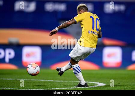 Le joueur brésilien de football Alex Teixeira de Jiangsu Suning F.C. tire lors du quatrième tour du match de la Super League chinoise (CSL) 2020 contre la F.C. R&F de Guangzhou, ville de Dalian, province de Liaoning, dans le nord-est de la Chine, le 9 août 2020. Le F.C. R&F de Guangzhou a été battu par le F.C. Jiangsu Suning avec 0-2. Banque D'Images