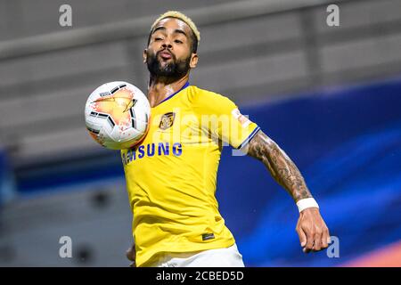 Le joueur brésilien de football Alex Teixeira de Jiangsu Suning F.C. arrête le ballon lors du quatrième tour du match de la Super League chinoise (CSL) 2020 contre la F.C. R&F de Guangzhou, ville de Dalian, province de Liaoning, dans le nord-est de la Chine, le 9 août 2020. Le F.C. R&F de Guangzhou a été battu par le F.C. Jiangsu Suning avec 0-2. Banque D'Images