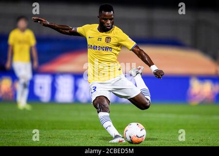 Le joueur de football ghanéen Moubarak Wakaso de Jiangsu Suning F.C. tire lors du quatrième tour de la Super League chinoise (CSL) 2020 contre la F.C. R&F de Guangzhou, ville de Dalian, province de Liaoning, dans le nord-est de la Chine, le 9 août 2020. Le F.C. R&F de Guangzhou a été battu par le F.C. Jiangsu Suning avec 0-2. Banque D'Images