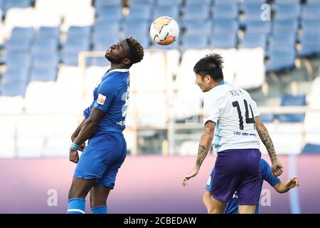 Le joueur de football congolais Oscar Maritu ou Oscar de Shijiazhuang toujours brillant F.C., à gauche, saute pour un ballon de tête lors du quatrième tour du match de la Super League chinoise 2020 (CSL) contre Tianjin TEDA F.C., ville de Suzhou, province de Jiangsu en Chine orientale, 11 août 2020. Le F.C. de Shenzhen a cassé le F.C. de TEDA de Tianjin avec 3-0. Banque D'Images