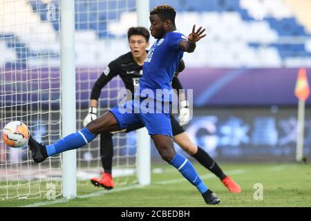 Le joueur de football congolais Oscar Maritu ou Oscar de Shijiazhuang toujours brillant F.C. garde le ballon pendant le quatrième tour du match de la Super League chinoise (CSL) 2020 contre Tianjin TEDA F.C., ville de Suzhou, province de Jiangsu en Chine orientale, 11 août 2020. Le F.C. de Shenzhen a cassé le F.C. de TEDA de Tianjin avec 3-0. Banque D'Images