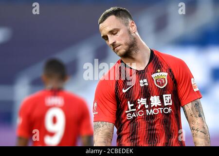 Le joueur de football autrichien Marko Arnautovic de Shanghai SIPG F.C. réagit lors du quatrième tour du match de la Super League chinoise (CSL) 2020 contre Wuhan Zall F.C., ville de Suzhou, province du Jiangsu en Chine orientale, le 12 août 2020. Le F.C. du SIPG de Shanghai a battu le F.C. Wuhan Zall avec 2-1. Banque D'Images