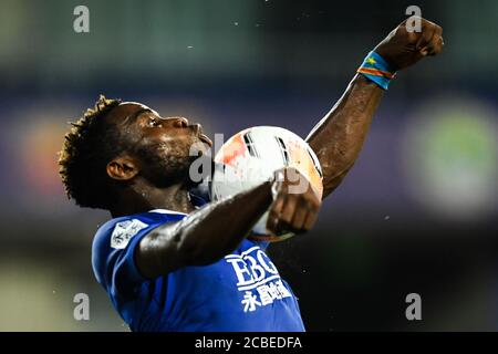 Le joueur de football congolais Oscar Maritu ou Oscar de Shijiazhuang F.C. toujours brillant arrête le ballon lors du quatrième tour de la Super League chinoise (CSL) 2020 contre Tianjin TEDA F.C., ville de Suzhou, province de Jiangsu en Chine orientale, 11 août 2020. Le F.C. de Shenzhen a cassé le F.C. de TEDA de Tianjin avec 3-0. Banque D'Images