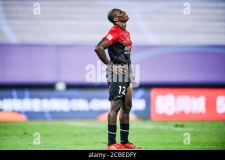 Le joueur de football camerounais John Mary, du F.C. de Shenzhen, réagit au quatrième tour du match de la Super League chinoise (CSL) 2020 contre Henan Jianye F.C., ville de Dalian, province de Liaoning, dans le nord-est de la Chine, le 10 août 2020. Le F.C. Shenzhen a été battu par le F.C. Henan Jianye avec 1-2. Banque D'Images