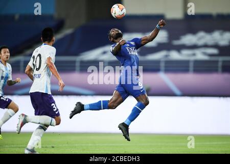 Le joueur de football congolais Oscar Maritu ou Oscar de Shijiazhuang toujours brillant F.C., à droite, saute pour un ballon de tête lors du quatrième tour du match de la Super League chinoise (CSL) 2020 contre Tianjin TEDA F.C., ville de Suzhou, province de Jiangsu en Chine orientale, 11 août 2020. Le F.C. de Shenzhen a cassé le F.C. de TEDA de Tianjin avec 3-0. Banque D'Images