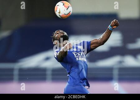 Le joueur de football congolais Oscar Maritu ou Oscar de Shijiazhuang toujours brillant F.C. saute pour un ballon de tête lors du quatrième tour du match de 2020 Super League chinoise (CSL) contre Tianjin TEDA F.C., ville de Suzhou, province de Jiangsu en Chine orientale, 11 août 2020. Le F.C. de Shenzhen a cassé le F.C. de TEDA de Tianjin avec 3-0. Banque D'Images