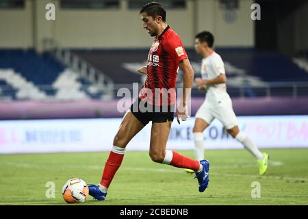 Le joueur de football ouzbek Odil Ahmedov de Shanghai SIPG F.C. garde le ballon lors du quatrième tour de la Super League chinoise (CSL) 2020 contre Wuhan Zall F.C., ville de Suzhou, province de Jiangsu en Chine orientale, 12 août 2020. Le F.C. du SIPG de Shanghai a battu le F.C. Wuhan Zall avec 2-1. Banque D'Images