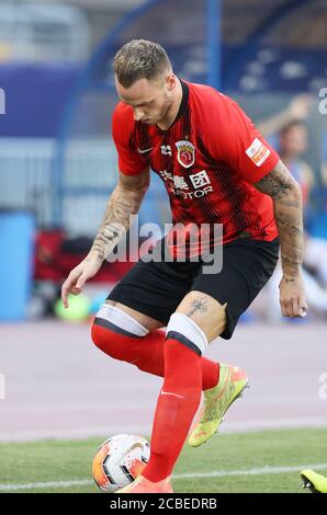 Le joueur de football autrichien Marko Arnautovic de Shanghai SIPG F.C. garde le ballon lors du quatrième tour du match de la Super League chinoise (CSL) de 2020 contre Wuhan Zall F.C., ville de Suzhou, province du Jiangsu en Chine orientale, le 12 août 2020. Le F.C. du SIPG de Shanghai a battu le F.C. Wuhan Zall avec 2-1. Banque D'Images