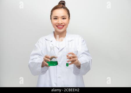 Les chercheurs mélangent des produits chimiques en laboratoire, créent des médicaments, créent des médicaments antirétroviraux, concept de vaccination Banque D'Images