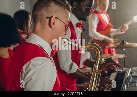 Un groupe de jazz local qui se produit sur la scène. Amateurs de jazz multiracial. Gros plan rogné vue latérale. Banque D'Images