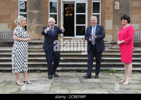 (De gauche à droite) la première ministre adjointe Michelle O'Neill, le premier ministre Boris Johnson, le secrétaire d'État de l'Irlande du Nord Brandon Lewis et le premier ministre Arlene Foster au château de Hillsborough lors de la visite du premier ministre à Belfast. Banque D'Images