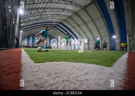 Istanbul, Turquie. 12 août 2020. Les gens jouent au football dans un stade intérieur après sa réouverture à Istanbul, Turquie, le 12 août 2020. Les autorités turques ont rouvert mercredi les terrains de football après cinq mois de fermeture dans le contexte de la pandémie COVID-19. Credit: Yasin Akgul/Xinhua/Alay Live News Banque D'Images