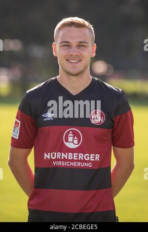 Nuremberg, Allemagne. 13 août 2020. Football, 2ème Bundesliga: 1er FC Nuremberg - Tim Handwerker de Nuremberg à la séance photo officielle de la saison 2020/2021. Crédit : Nicolas Armer/dpa - REMARQUE IMPORTANTE : Conformément aux règlements de la DFL Deutsche Fußball Liga et de la DFB Deutscher Fußball-Bund, il est interdit d'exploiter ou d'exploiter dans le stade et/ou à partir du jeu pris des photos sous forme d'images de séquences et/ou de séries de photos de type vidéo./dpa/Alay Live News Banque D'Images