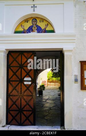 Monastère de Zoodochos Pigi, Poros, Grèce. Poros est une petite paire d'îles grecques dans la partie sud du golfe Saronique, en Grèce Banque D'Images