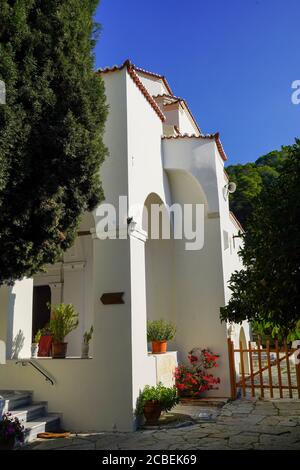 Monastère de Zoodochos Pigi, Poros, Grèce. Poros est une petite paire d'îles grecques dans la partie sud du golfe Saronique, en Grèce Banque D'Images