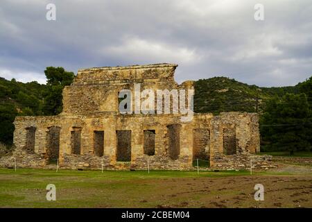 Chantier naval russe dans une ancienne base navale russe désutilisée dans la baie de Russie, île de Poros, Grèce Poros est une petite île grecque-paire dans la partie sud de t Banque D'Images