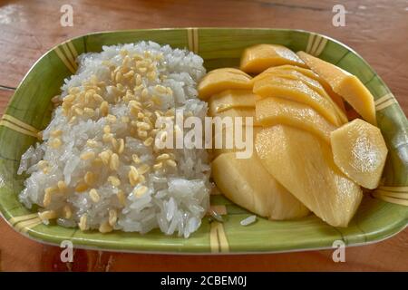 Mangue et riz collant. Dessert thaïlandais, sucré thaïlandais, Banque D'Images