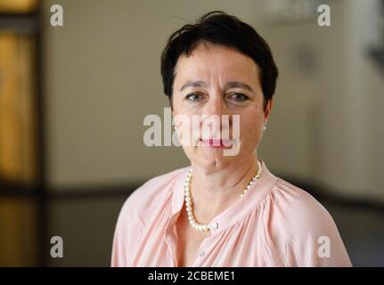 Potsdam, Allemagne. 13 août 2020. Janny Armbruster (Bündnis 90/Die Grünen), nouveau commissaire pour handicapés dans l'État de Brandebourg. La tâche des commissaires est de faire respecter l'égalité de traitement des personnes handicapées et non handicapées. Cette femme de 57 ans était auparavant volontaire pour les personnes gravement handicapées à l'Université de Potsdam. Credit: Soeren Stache/dpa-Zentralbild/ZB/dpa/Alay Live News Banque D'Images