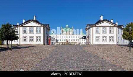 Palais royal de Fredensborg, fente de Fredensborg, à Fredensborg, près de Copenhague, Danemark. Les saisies de peau d'ours des Royal Life Guards. Banque D'Images