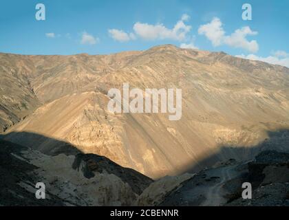 Vue en hauteur de l'Himalaya sauvage et de la vallée de Spiti pendant la saison sèche d'été sous un ciel bleu vif comme vue de Nako, Himachal Pradesh, Inde. Banque D'Images